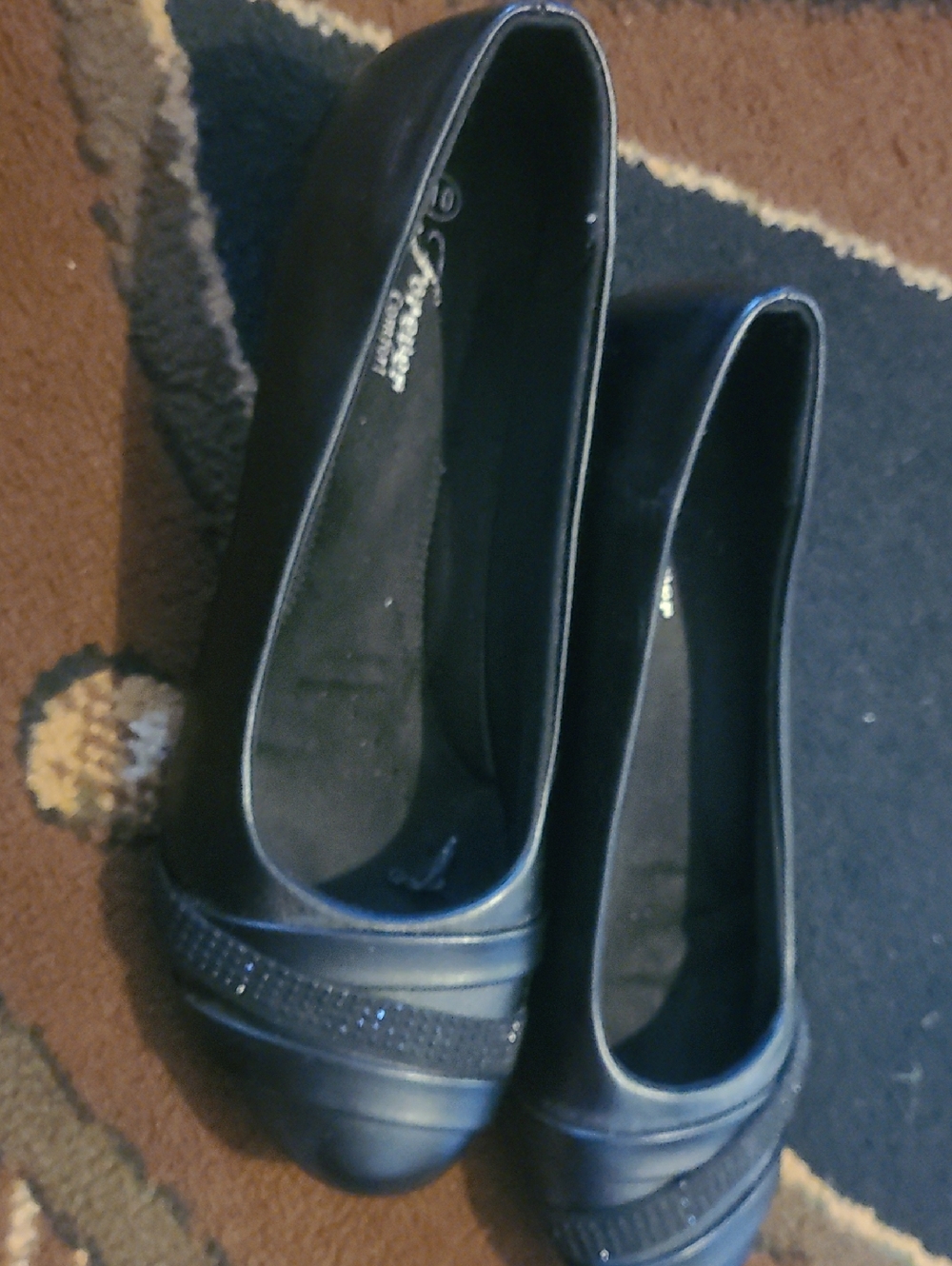 Women's Black Slip-On Flats with Subtle Toe Embellishment